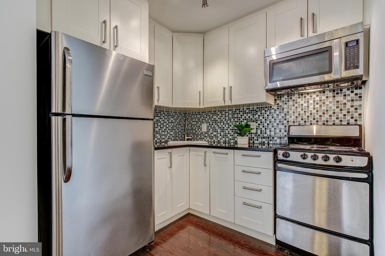 Beautiful full kitchen, fully loaded with dishes. - 1435 4th St SW