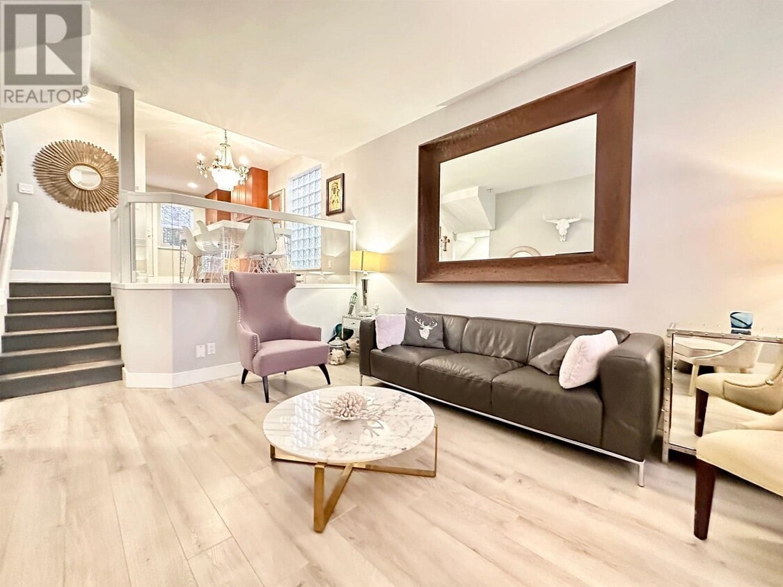 Photo principale - 136 W 4th St