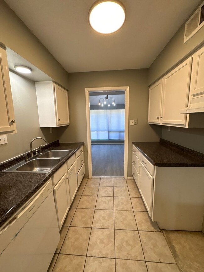 Building Photo - Newly Refreshed 3 bedroom 2 bath duplex