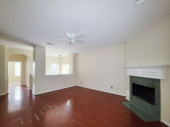 Building Photo - NICE 3 BEDROOM 2.5 BATH HOME. GREAT LOCATI...
