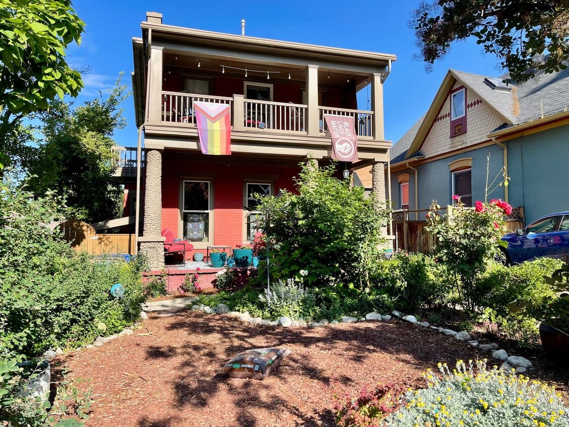 Foto principal - Charming 2BR/3BA Historic Home in the Aven...