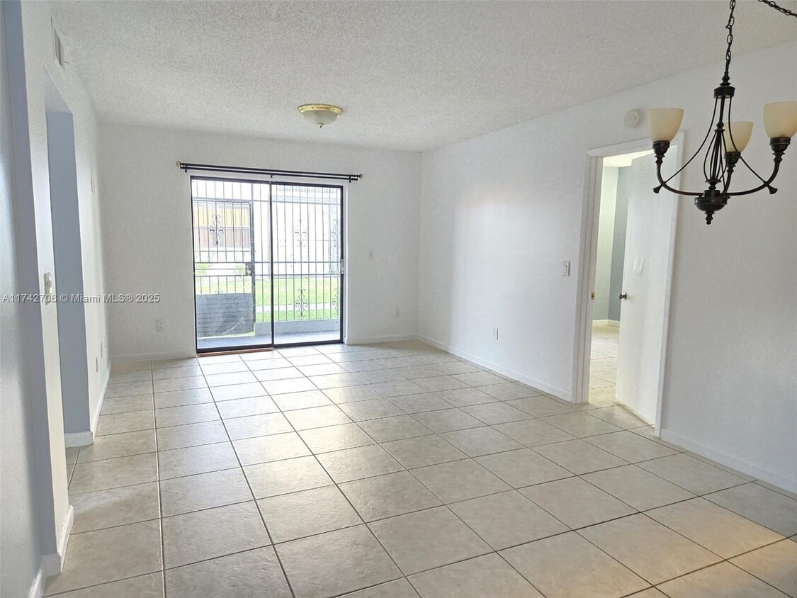 Foto principal - 2750 W 63rd Pl