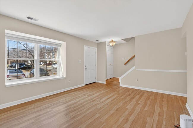 Building Photo - 8 Suncroft Ct