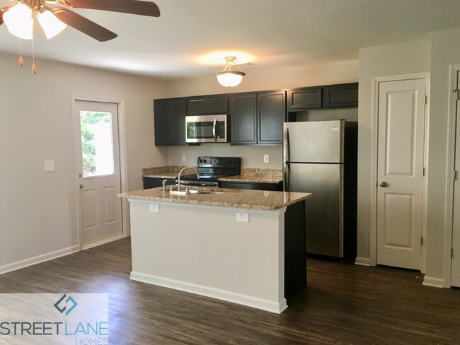 Building Photo - Newly Built Town Home!
