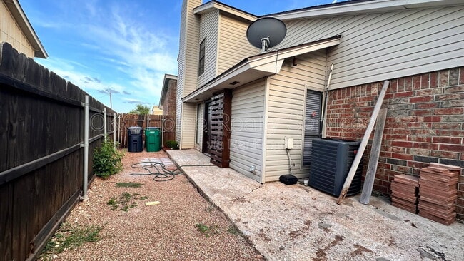 Building Photo - 6715 Lyrewood Ln