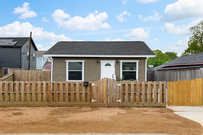 Building Photo - 704 Jewett St