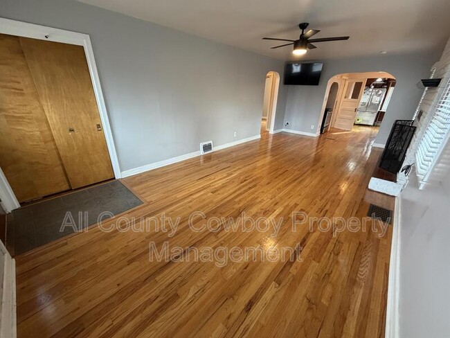 Building Photo - 209 E 2nd Ave