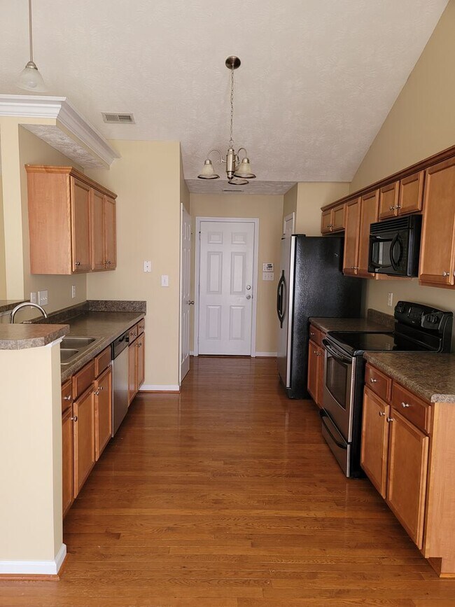 Building Photo - NEW LISTING- 3 bd/ 2 ba located MINUTES from Fort Bragg! Quiet Neighborhood!