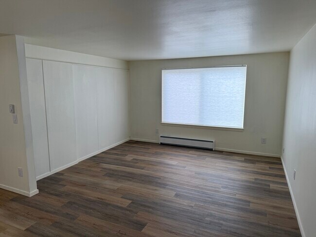 mirando hacia el oeste con las persianas bajadas - 2239 Yale Ave E