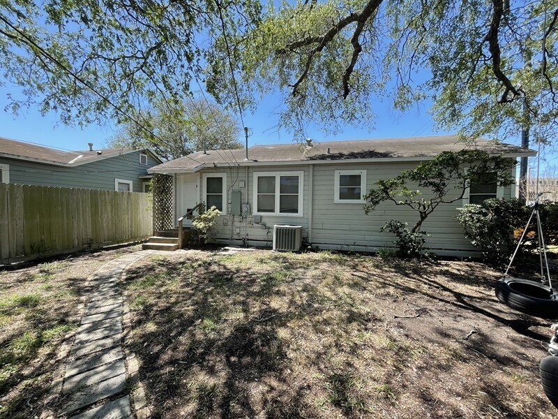 Building Photo - 2 Bedroom pretty yard