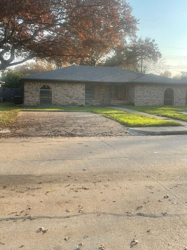 Building Photo - Great size 2 Bedrooms Duplex for rent in I...