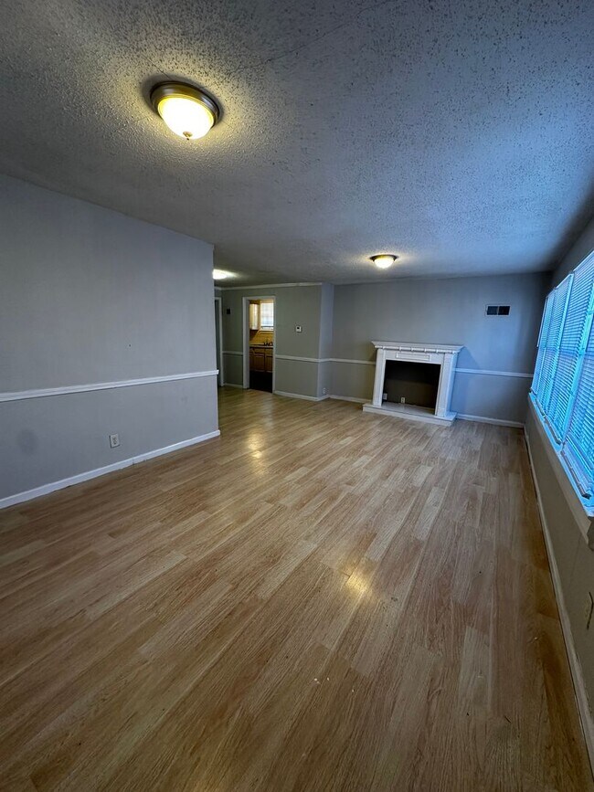 Foto del edificio - 3 bed 1 1/2 bath