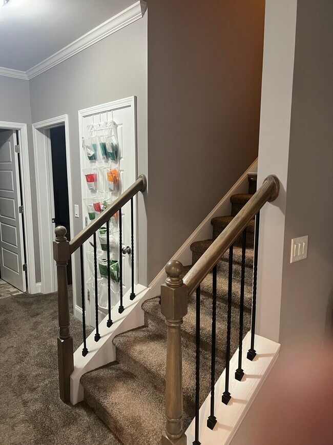 entering - 3018 English Manor Ln