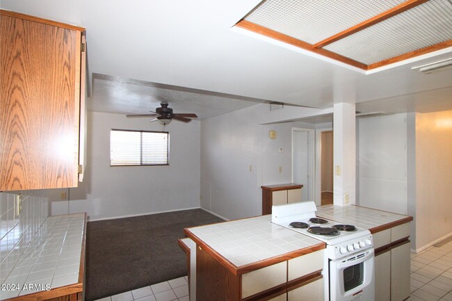 Building Photo - 1207 E 11th Pl