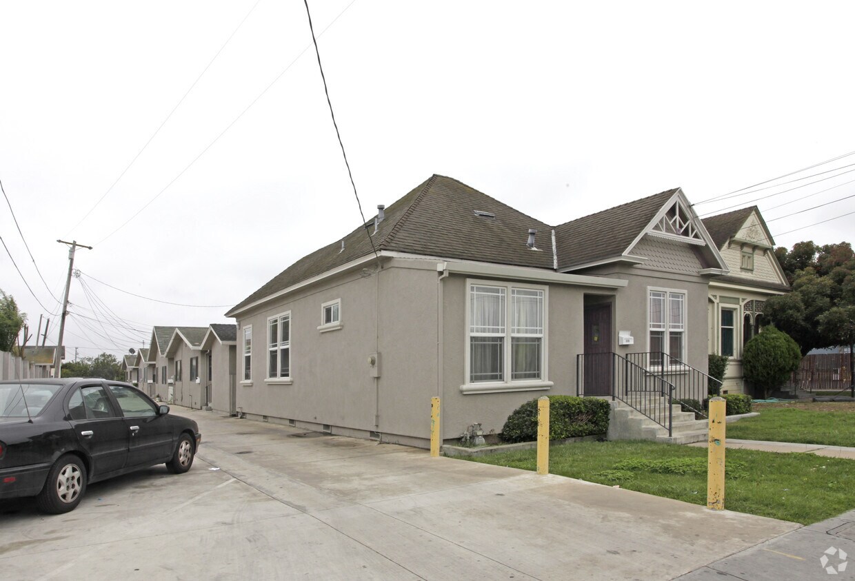 Primary Photo - 119 W Lake Ave