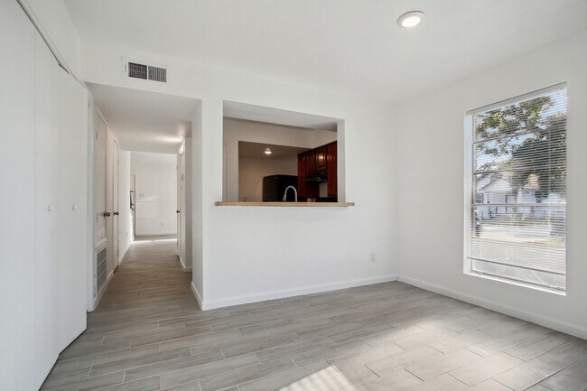 Building Photo - 424 Deckbar Ave