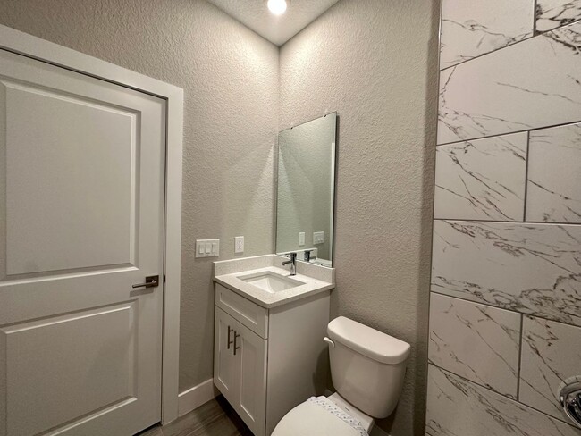 Building Photo - Brand New Modern Duplex !