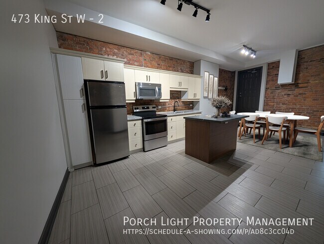 Photo du bâtiment - Stunning 2 Stories, Private Laundry, Off Street Parking, AMAZING location