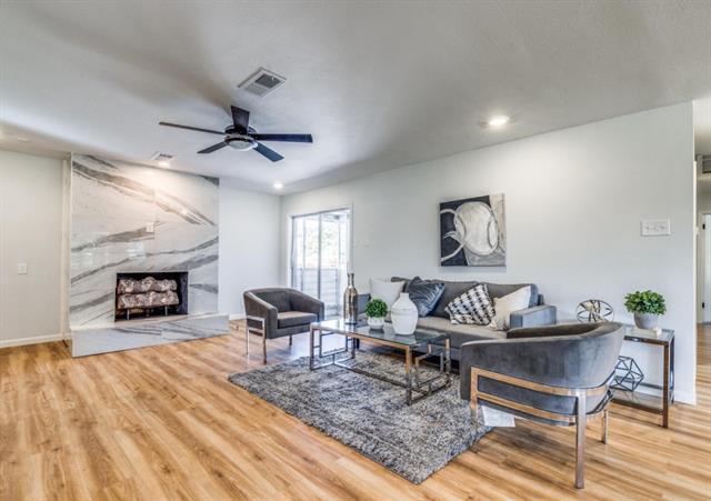 Foto del edificio - 8011 Woodhue Rd