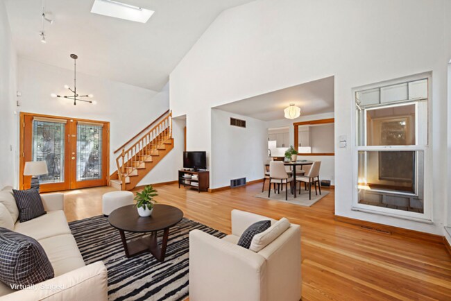 Foto del edificio - **Newly Listed | 4 Bed | 3.5 Bath | 2,466 SqFt | For Rent**