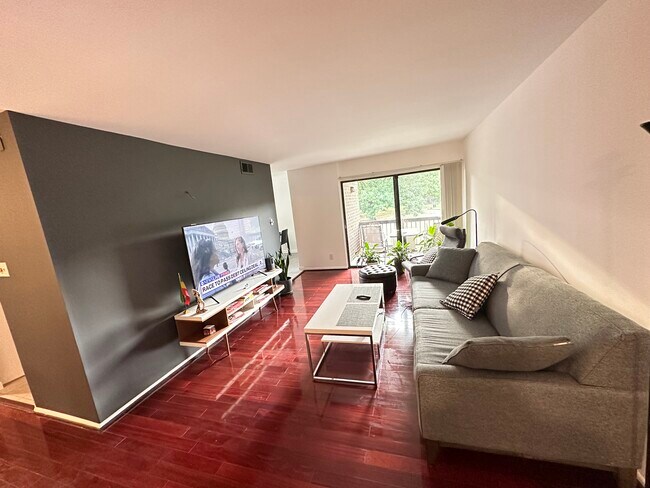 Foto del edificio - 11210 Cherry Hill Rd