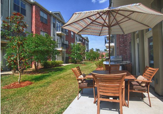 Patio y parrilla al aire libre - Mandeville Lake Apartments -