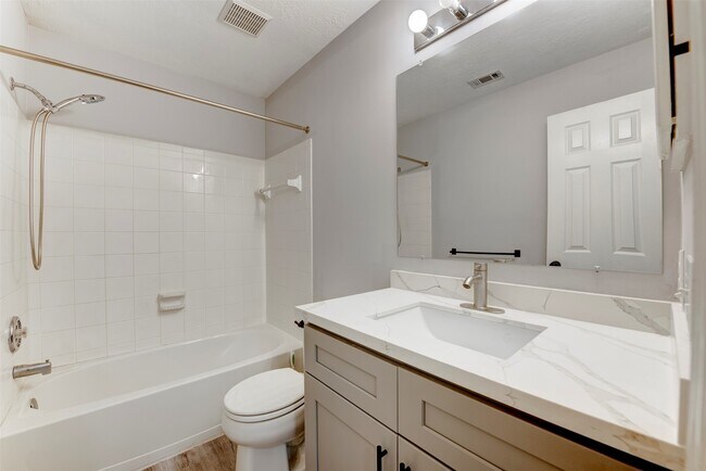 Foto del edificio - 9026 Eaglecove Dr