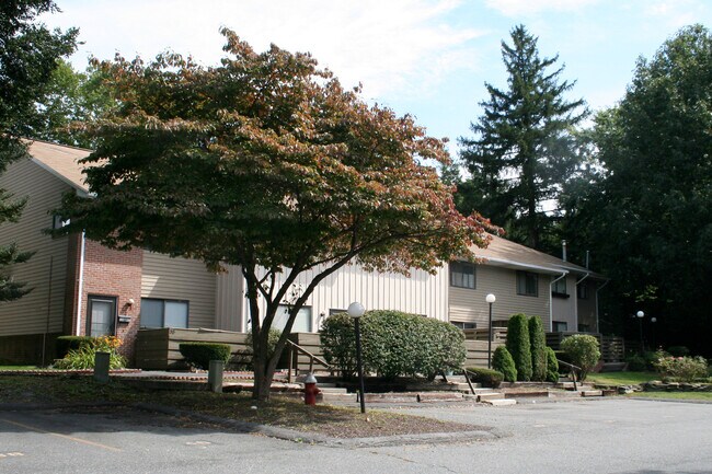 Building Photo - 2 Rampart Ct