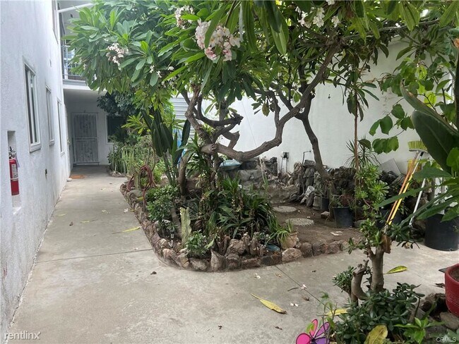 Foto del edificio - 3 br, 2 bath 4plex - 3505 Michigan Ave