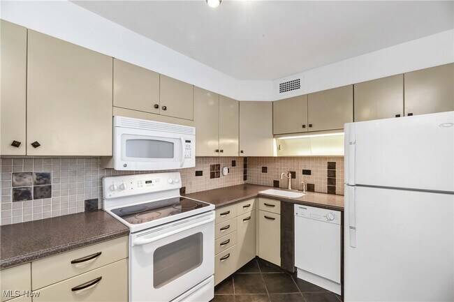 Foto del edificio - 12700 Lake Ave