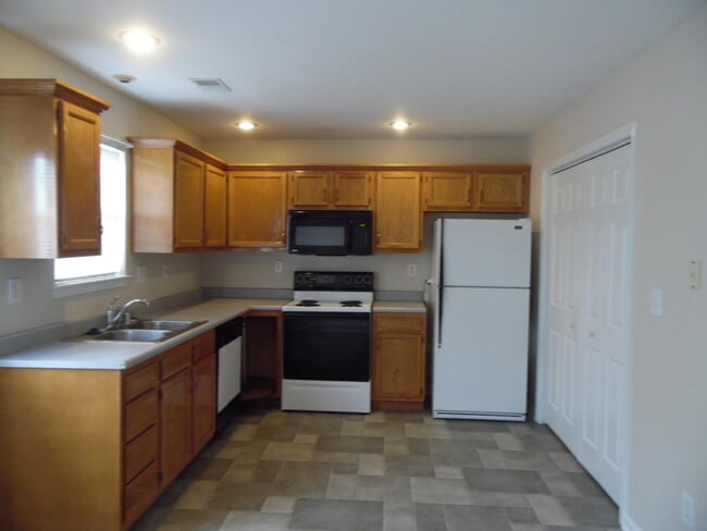 Building Photo - 3044 Mapleleaf Park