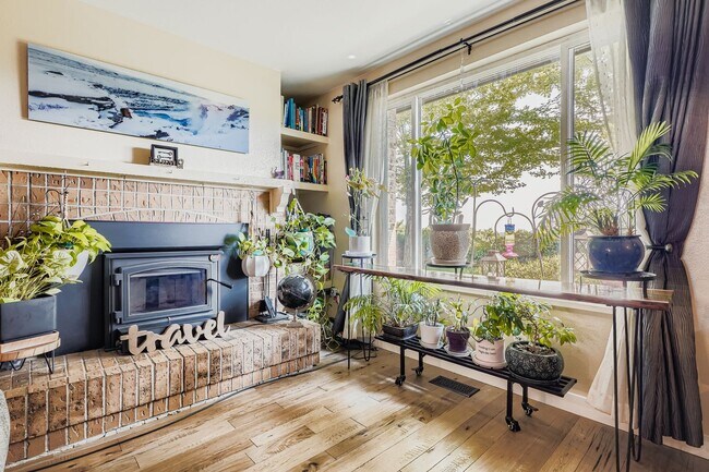 chimenea de leña - 382 Gladiola St