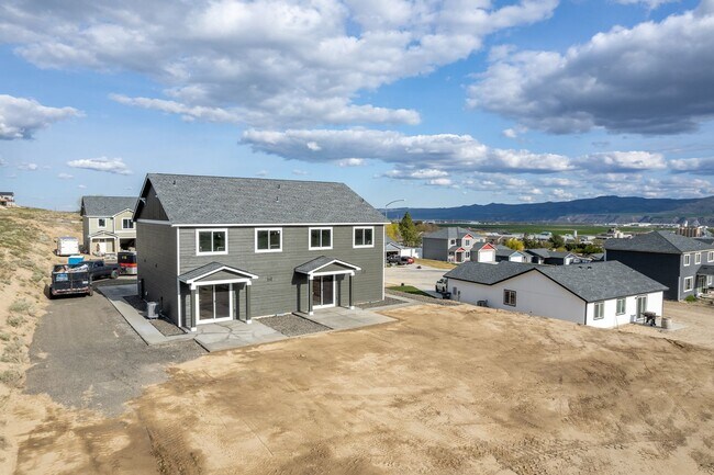 Building Photo - 3 Bed, 2.5 Bath Duplex in Royal City