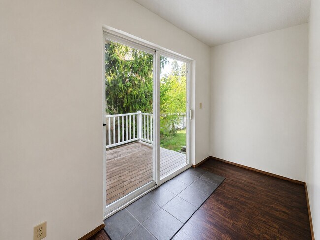 Foto del edificio - 1817 NW Mulholland Blvd