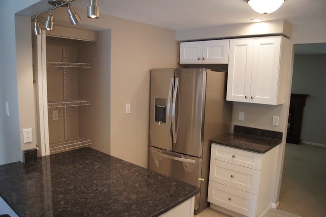 Granite Countertops - 1004 Cottingham Ct