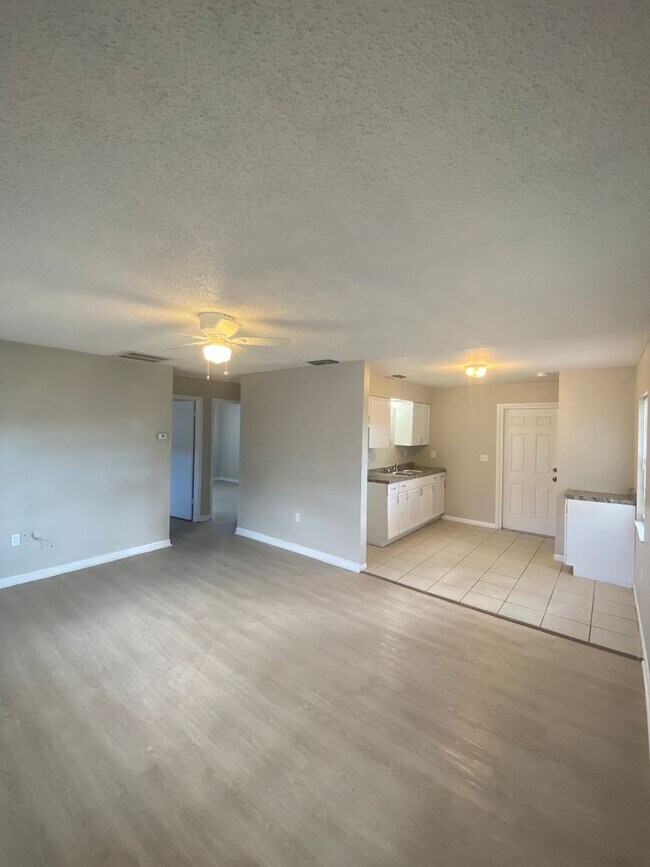 Foto del edificio - 2 BEDROOM, 1 BATH APARTMENT HOME - PINELLAS PARK
