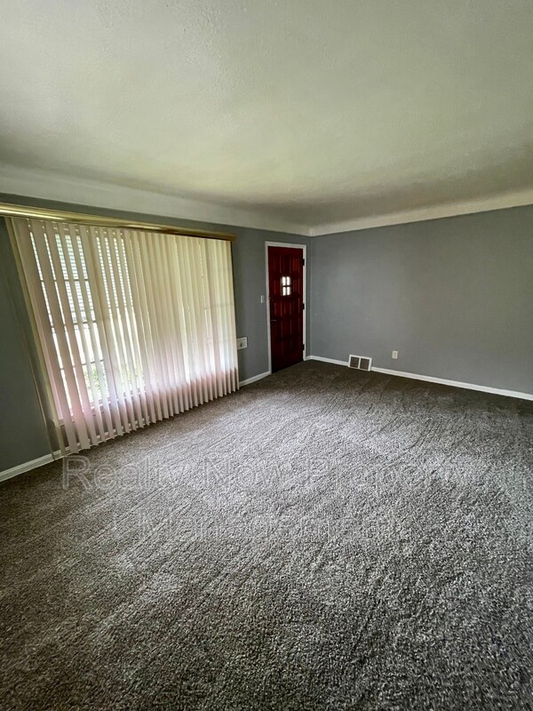 Foto del edificio - 18600 Invermere Ave