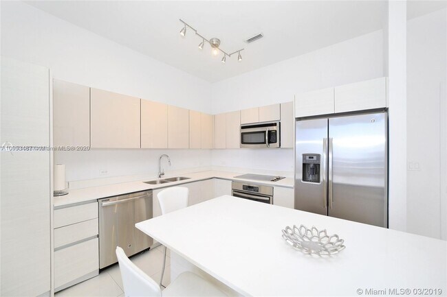 Building Photo - 2600 E Hallandale Beach Blvd
