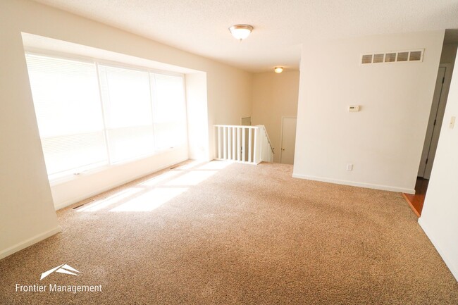Foto del edificio - Spacious 3 bedroom townhome with a fenced in backyard!