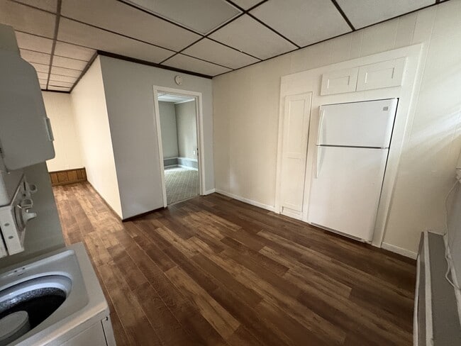 Building Photo - 931 S Fancher Ave