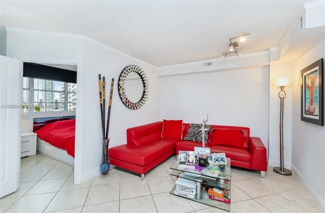 Building Photo - 905 Brickell Bay Dr