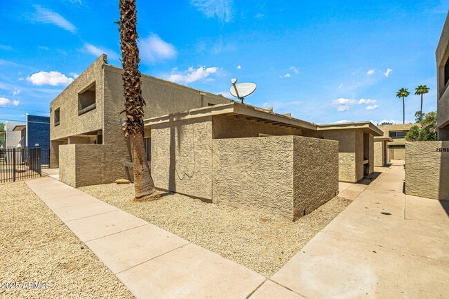 Building Photo - 2698 N 43rd Ave