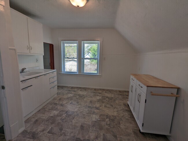 Building Photo - 2101 W 83rd St