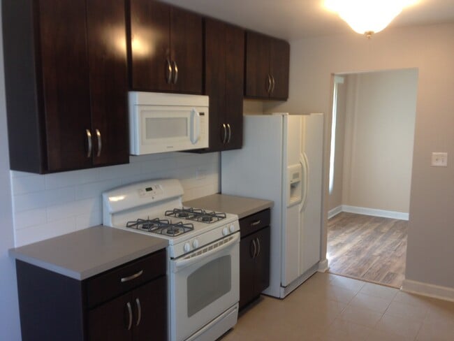 Building Photo - 924 Surrey Dr