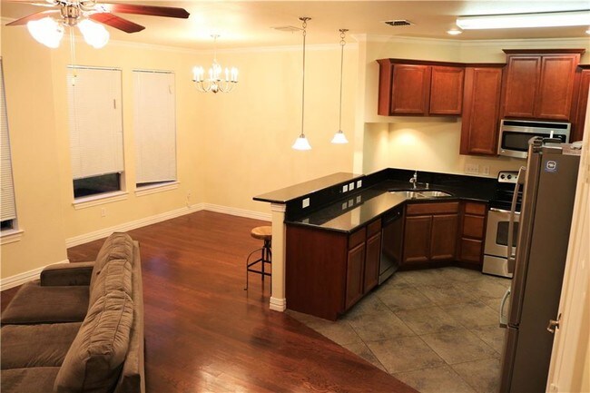Building Photo - 920 S Waterview Dr