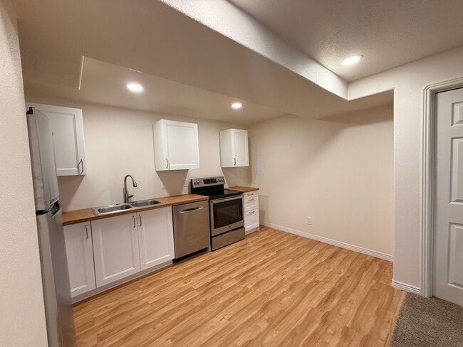 Building Photo - 2086 E 1480 S