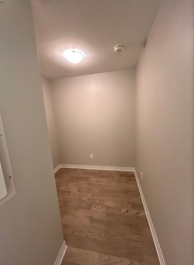 Building Photo - 1 Bed + Den Condominium in Milton