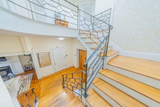 Building Photo - Large Townhouse Washington Square