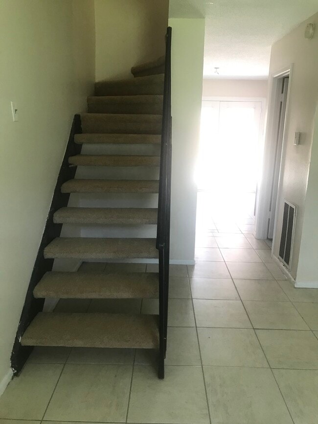Foto del edificio - Beautiful 2/1.5 Townhouse