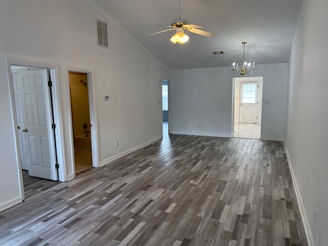 Building Photo - Beautiful 2 BR, 2 BA townhome for rent in ...